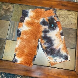 New Women’s active Tie dye biker shorts leggings size L/XL
New 
With side pocket